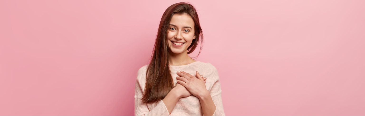 Mujer con la mano en el pecho